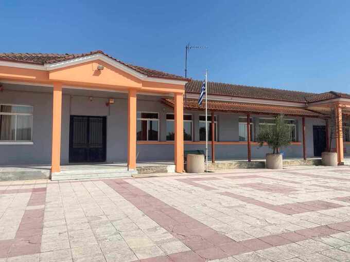 Συνεχίζονται οι εργασίες αντικατάστασης κουφωμάτων, ελαιοχρωματισμών και αποκατάστασης υδρορροών